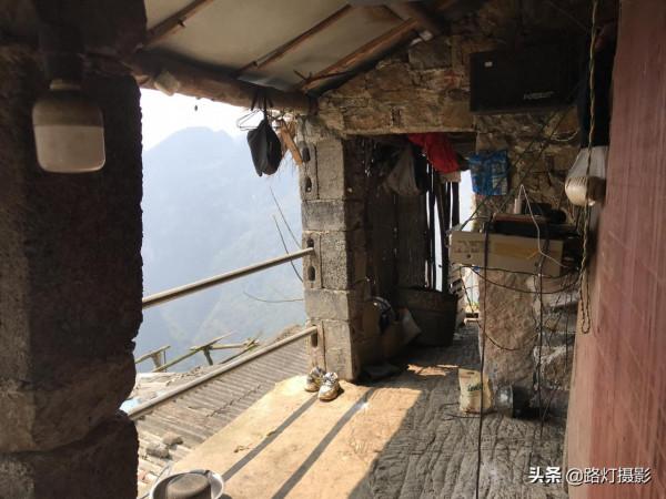 貴州80後小夥獨居懸崖13年，住石頭房靠放羊為生，卻年入十幾萬