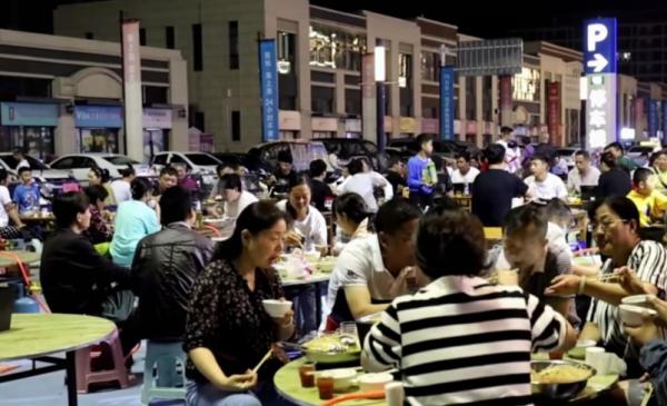 安徽大哥自創碳鍋雞,75元一份,每天流水13萬,聲稱飛機也買得起 安徽大哥自創碳鍋雞,75元一份,每天流水13萬,聲稱飛機也買得起