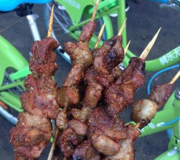 新疆大哥賣“假貨”，5元一份比真的還香，客人跑800裡專門來吃