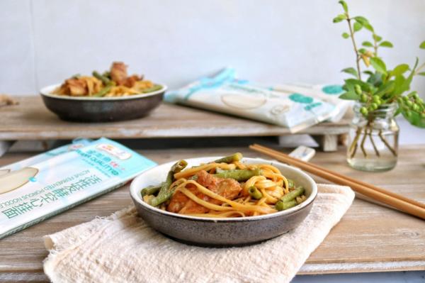 嫩到可以直接脫骨的排骨豆角燜面這樣做，湯汁濃郁，好吃得很