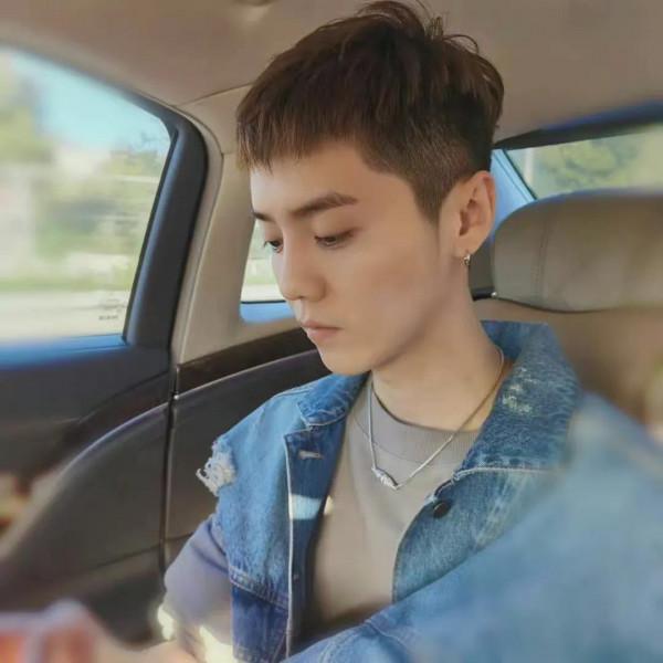 鹿晗更新動態曬短髮，短點兒是涼快