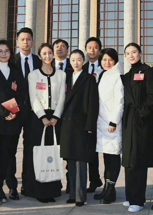 文代會閉幕，章子怡不扎堆卻被央視名嘴索簽名，周冬雨被眾星追捧