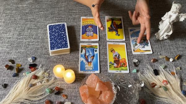 靈魅塔羅:射手座10月上半月運勢,放鬆下來,在紛亂中看見自己 靈魅塔羅:射手座10月上半月運勢,放鬆下來,在紛亂中看見自己