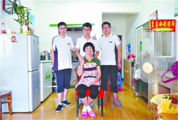 丈夫病逝後，農村媽媽打工擺攤養育三胞胎，仨兒子一個比一個爭氣