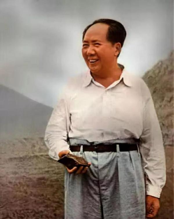 今天，我們懷念偉大領袖毛主席