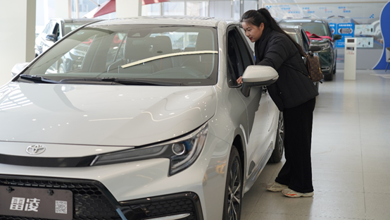 堂弟想買車，看中新上市的2022款雷凌運動版，落地15萬內很滿意