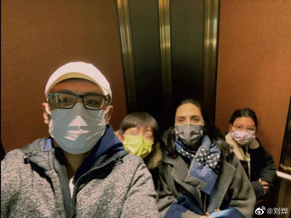 劉燁罕見曬親子時光，幸福的四口之家