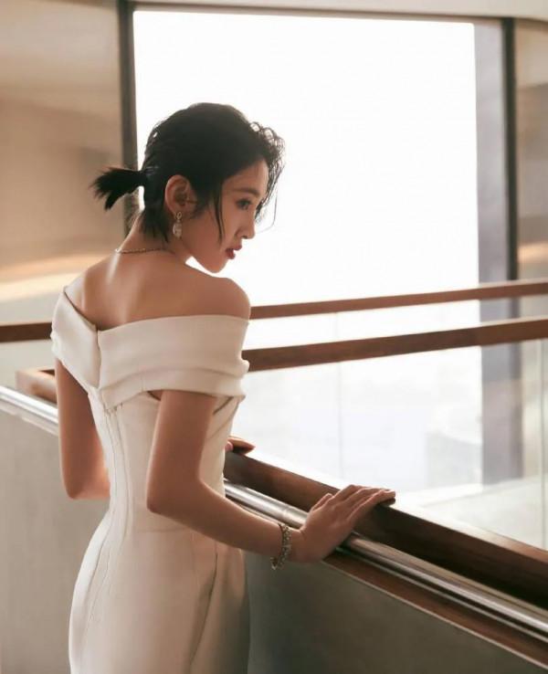 你笑起來真好看,像春天的花一樣:唐藝昕 你笑起來真好看,像春天的花一樣:唐藝昕