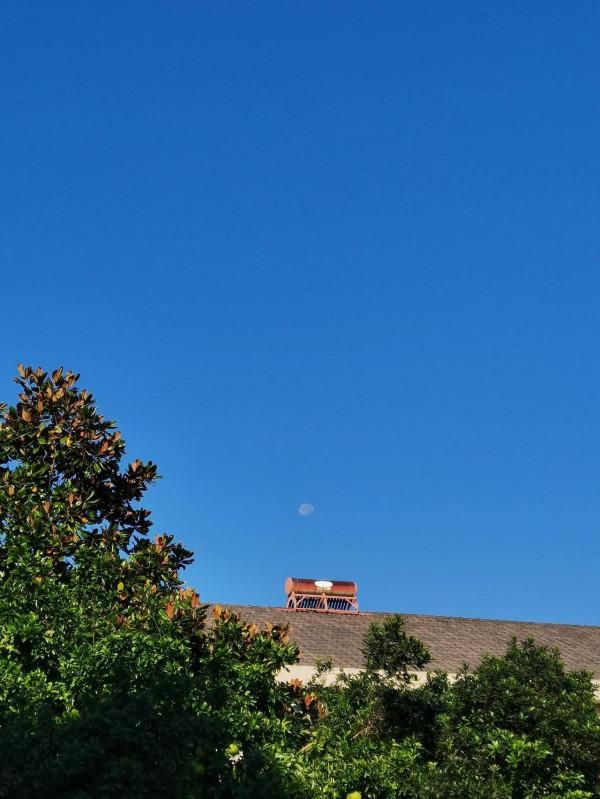 藍藍的天空，月兒高高掛起