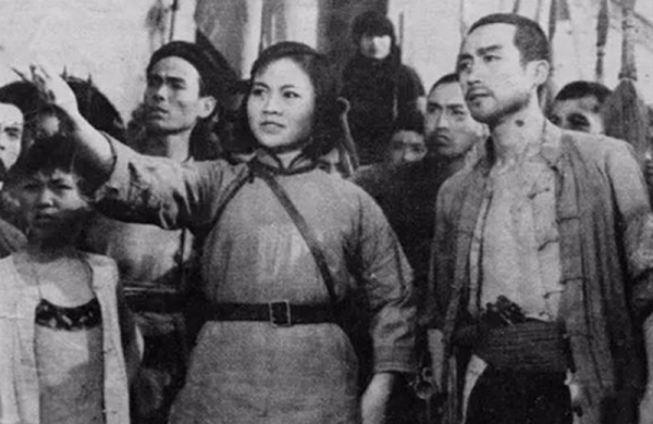 10歲小孩自稱是紅軍並走完了長征，毛主席問誰能證明，小孩：賀龍