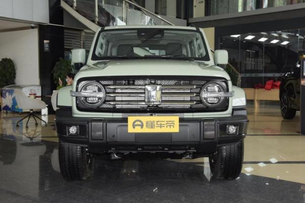 坦克300靜態對比北京BJ40，來看看硬派越野“靜”下來的另一面