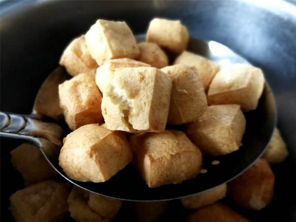 過年炸豆腐，最忌直接下鍋炸，89歲奶奶教我這樣做，蜂窩大不吸油