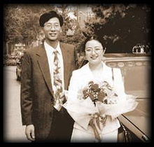 22年前,北約轟炸中記者許杏虎朱穎夫婦犧牲,曾計劃休假時要孩子 22年前,北約轟炸中記者許杏虎朱穎夫婦犧牲,曾計劃休假時要孩子