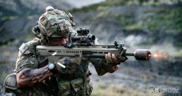 201型班機和95輕機並存?看外形不像同一時代,95更像重槍管步槍 201型班機和95輕機並存?看外形不像同一時代,95更像重槍管步槍