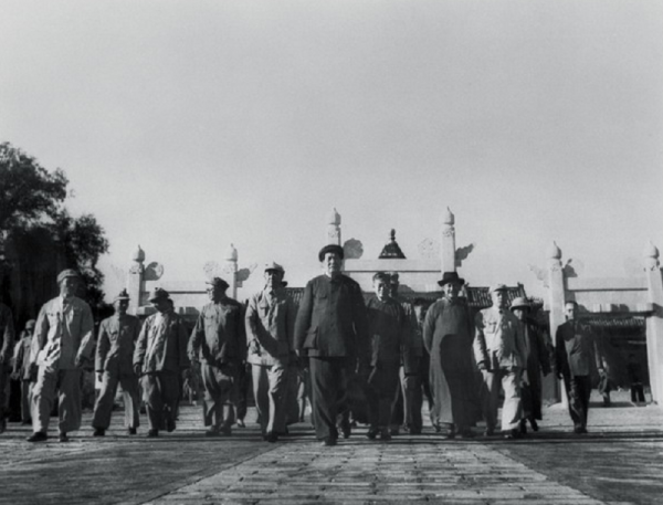 49年,毛主席設宴招待起義人員,擬定名單:不要忘了我那個小同學 49年,毛主席設宴招待起義人員,擬定名單:不要忘了我那個小同學