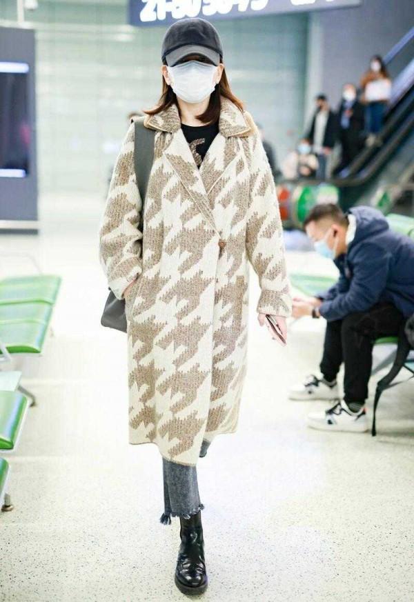 王琳比年輕人還會穿，大衣配9分褲顯瘦保暖，大媽們該學學