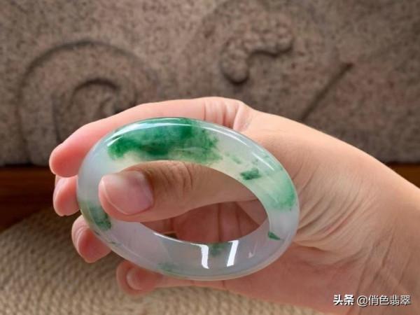 惟妙惟俏的玉雕作品-俏色翡翠