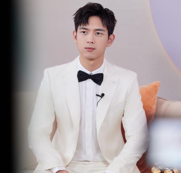 李一桐5年拍20部戲，合作鄧倫等多位頂流，“不紅體質”卻最出圈