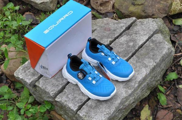 這是一雙適合中大童的跑鞋,輕彈透氣,旋鈕繫帶更方便穿脫 這是一雙適合中大童的跑鞋,輕彈透氣,旋鈕繫帶更方便穿脫