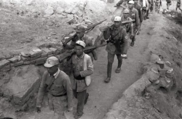 關鍵時刻，小兵下命令：首長，你現在得歸我指揮！讓將軍永生難忘