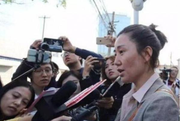 張鐵林：拋妻棄子換國籍，八個女人三個娃，到底是作樂還是作死？