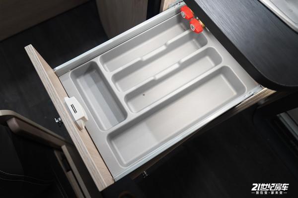 體驗法式浪漫，最大總質量1&period;2噸！卡萊爾ANTARES STYLE 390拖掛房車