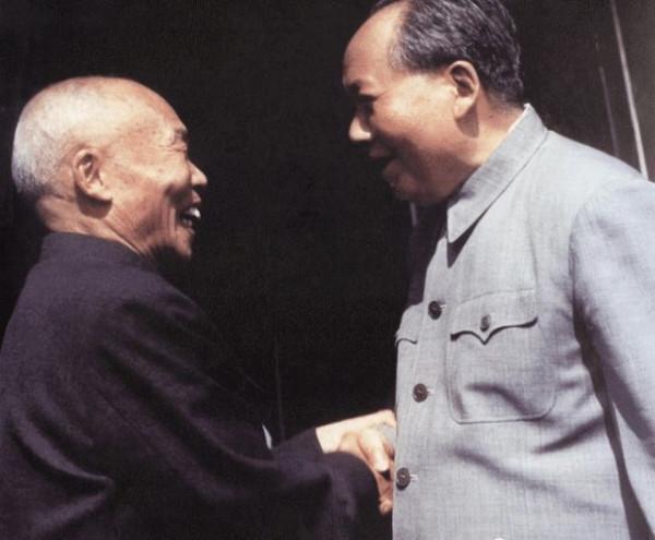 毛澤東為什麼能成為領袖?從不高高在上,把老百姓當成親人一樣 毛澤東為什麼能成為領袖?從不高高在上,把老百姓當成親人一樣