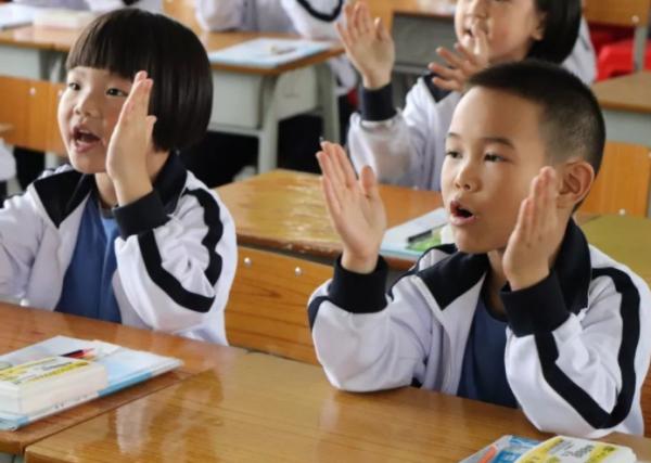 &OpenCurlyDoubleQuote;你家孩子跟不上&rdquo;，一年級沒學過拼音，老師一週內勸退三次