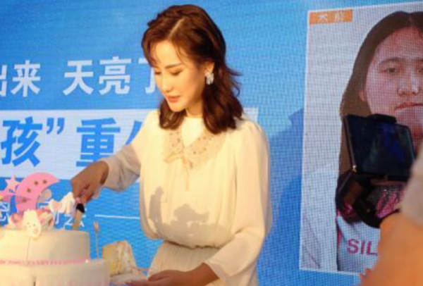 “歪臉女孩”趙宏秋:整容成功後,放棄百萬年薪,甘願教書育人 “歪臉女孩”趙宏秋:整容成功後,放棄百萬年薪,甘願教書育人