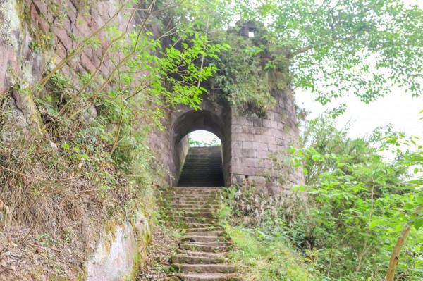 四川瀘州發現一座宋代城堡,四座城門儲存完好,城內美如世外桃源 四川瀘州發現一座宋代城堡,四座城門儲存完好,城內美如世外桃源