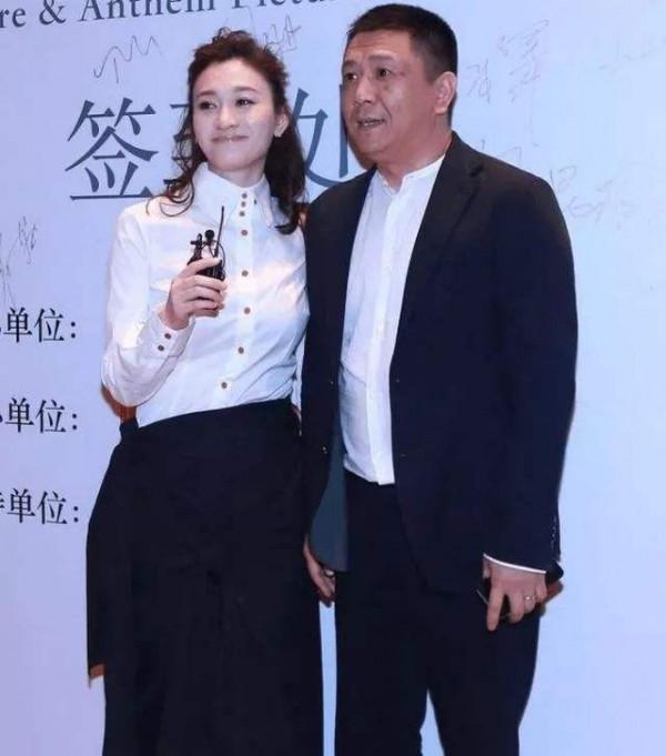 李小冉與老公亮相，她穿著簡單成跟班，製片人老公穿西裝氣場真強