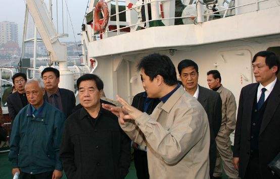 他從清華畢業後紮根大西南，從焊接工做到四川省長，今年84仍健在