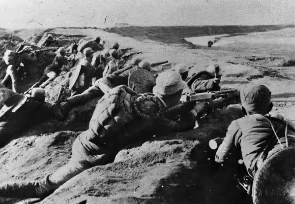 鬼子士兵被我軍包圍，卻冒出一口地道上海話：阿拉彈藥手，唔沒槍