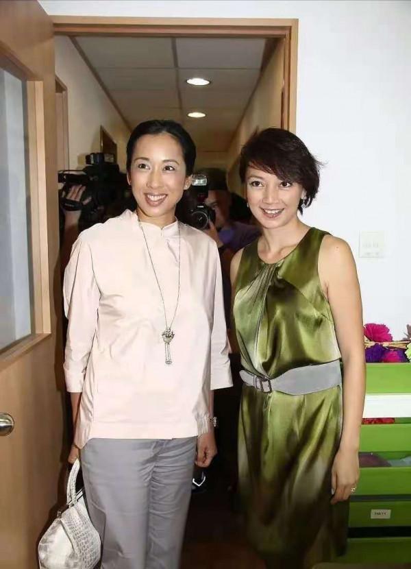 朱玲玲不愧是“貴婦”，穿裸粉襯衫配長褲，一點也不像奔六的人