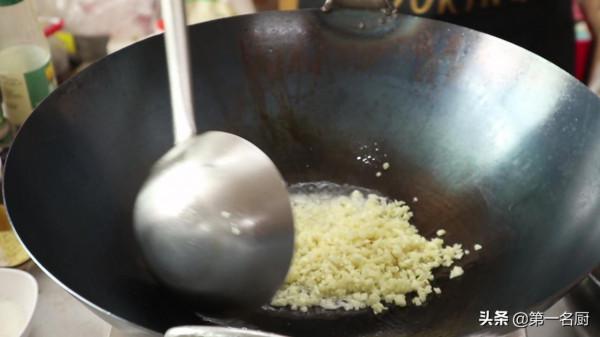 中秋來一道蒜蓉粉絲蒸扇貝，做法簡單又營養，端上桌家人搶著吃