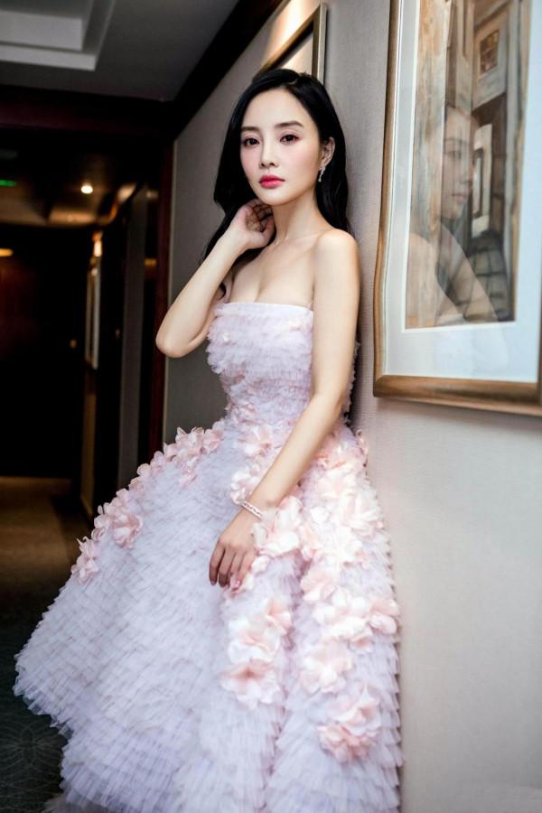 賈乃亮估計有點後悔，穿這一身的李小璐美極了……