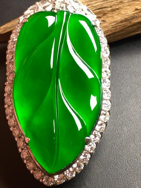 直播間裡的主播如何忽悠你，讓你相信不到千元的玉器，價值萬元