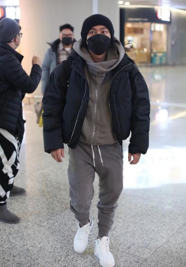 張衛健穿麵包服似“小巨人”，夾克裡面套件衛衣，這是有多怕冷