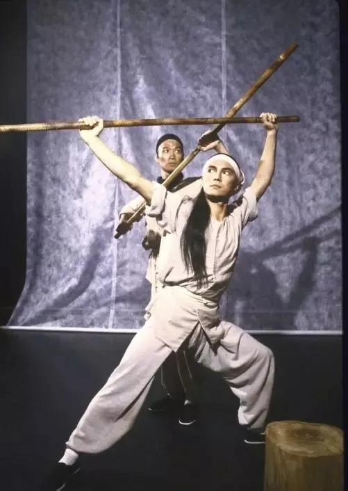 走下“神壇”的尊龍，無父無母，一生和孤獨做伴