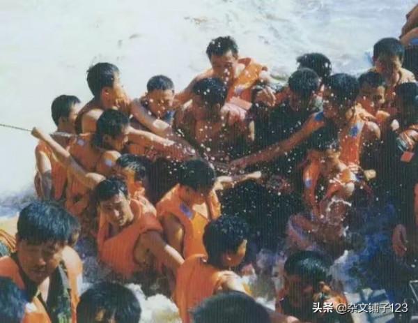 98年他是軍區副司令，卻仍奮戰抗洪一線，生前問兒子：多大官叫大