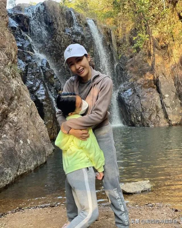 香港娛樂圈女神齊爬山,梁洛施、黎姿、李嘉欣、陳茵媺罕曬素顏照 香港娛樂圈女神齊爬山,梁洛施、黎姿、李嘉欣、陳茵媺罕曬素顏照