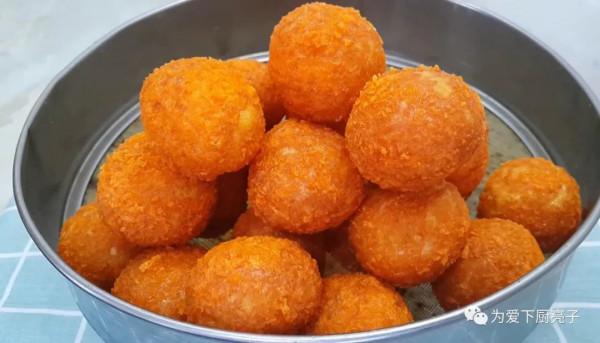 自制南瓜丸子的做法，鍋裡一炸，出鍋不發硬不吸油，全家都搶著吃
