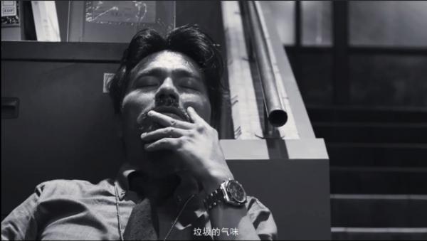 一部黑白電影，充滿腐爛肉香