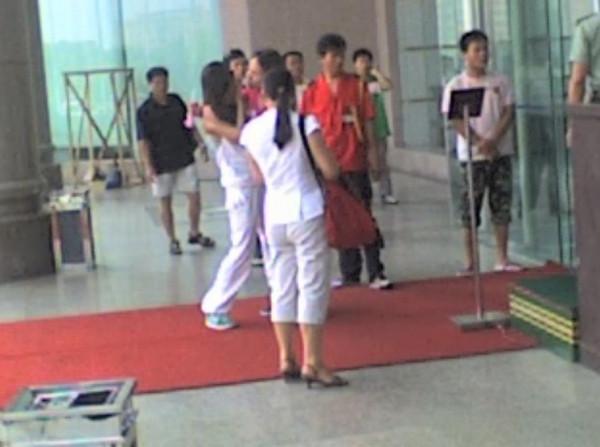 被“一腳”踢斷星途的唐笑，十四年後澄清是誤會，她真的冤嗎？