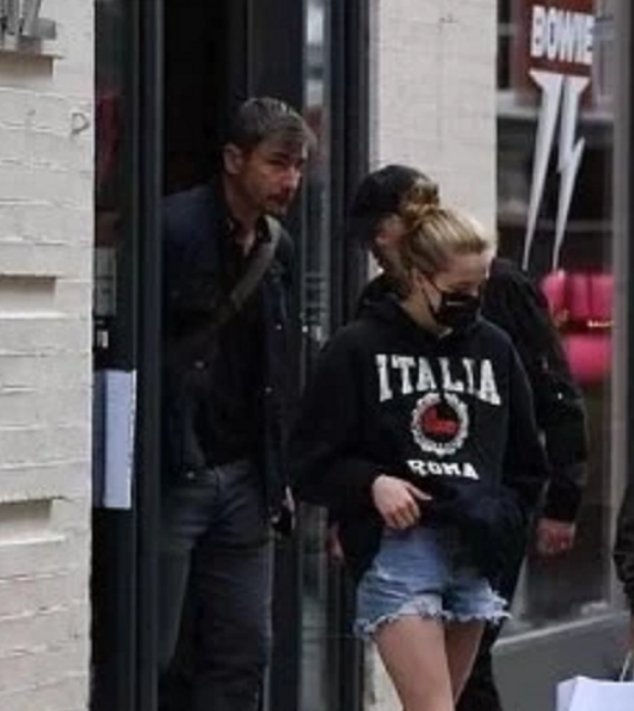 朱莉帶娃逛街像走秀！穿搭簡約卻超高階，龍鳳胎兒子男生女相超帥