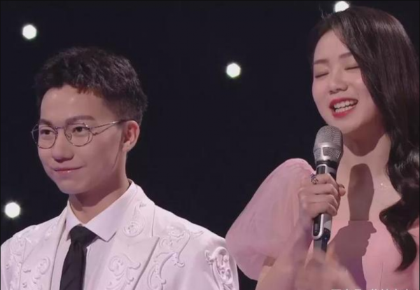 湖南衛視跨年晚會：收視率第二，主持人找不到鏡頭，王一博發福