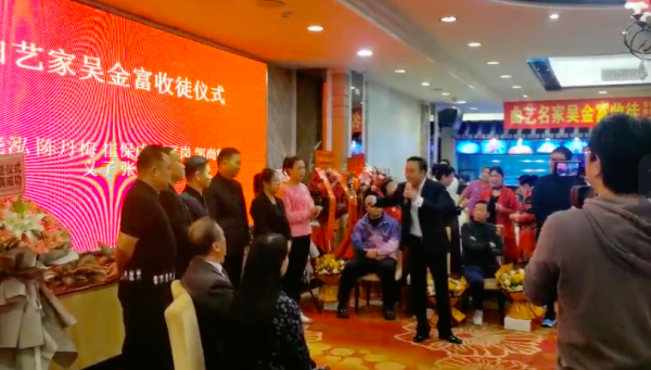 65歲曲藝名家收徒陣仗大，眾多相聲大師到場祝賀，姜昆現身獲追捧