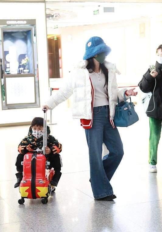 黃聖依現身排場大！挎10萬包包高調炫富，穿羽絨服盡顯豪門闊太範