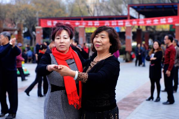 為什麼奉勸老人別去跳交誼舞？53歲阿姨坦言：交誼舞害人不淺