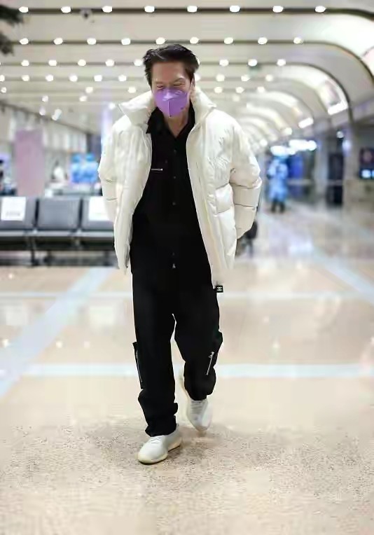 向太夫婦首現身就秀恩愛!穿情侶裝不輸年輕人,向太短髮太顯年輕 向太夫婦首現身就秀恩愛!穿情侶裝不輸年輕人,向太短髮太顯年輕